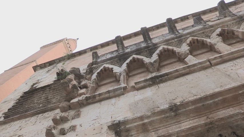 Selahaddin Eyyubi Camii taş süslemeli cephe detaylarını ve Artuklu dönemi mimarisini gösteren tarihi yapı videosu.