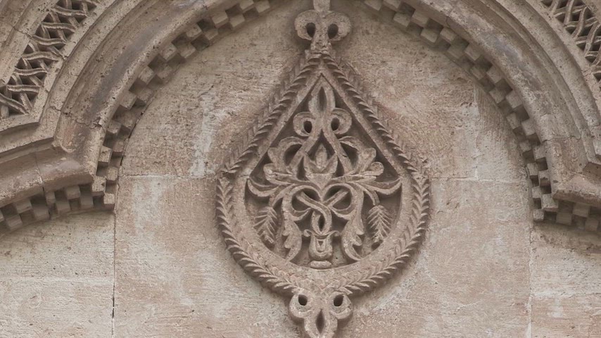 Selahaddin Eyyubi Camii taş süsleme motifi, kemerli cephe detayı ve Artuklu dönemi taş işçiliğini gösteren yakın plan tarihi