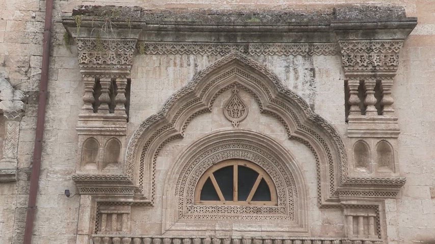 Selahaddin Eyyubi Camii taş taç kapı detaylarını, kemerli pencere düzenini ve Artuklu dönemi taş işçiliğini gösteren tarihi