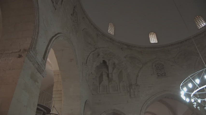 Selahaddin Eyyubi Camii kubbe yapısını, taş mimari detaylarını ve iç mekan atmosferini gösteren tarihi cami videosu.