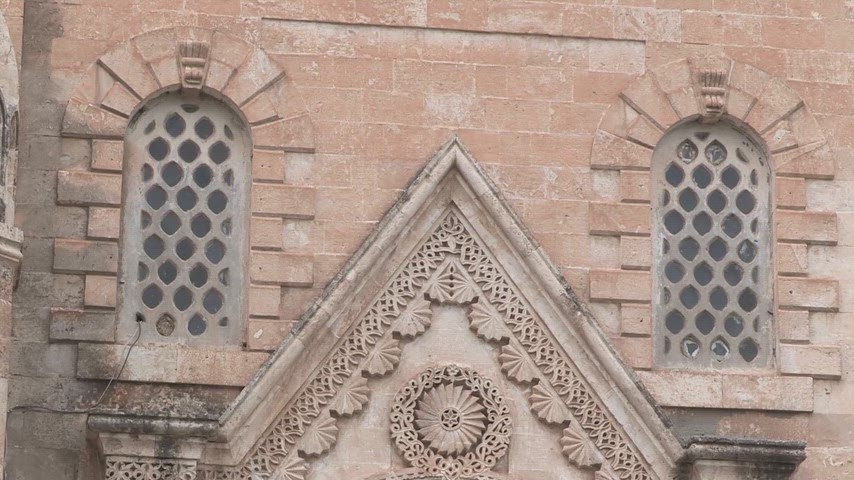 Selahattin Eyyubi Camii taş süslemeli pencere tarihi mimari