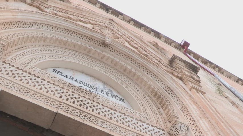 Selahattin Eyyubi Camii taş işlemeli giriş kemeri tarihi mimari