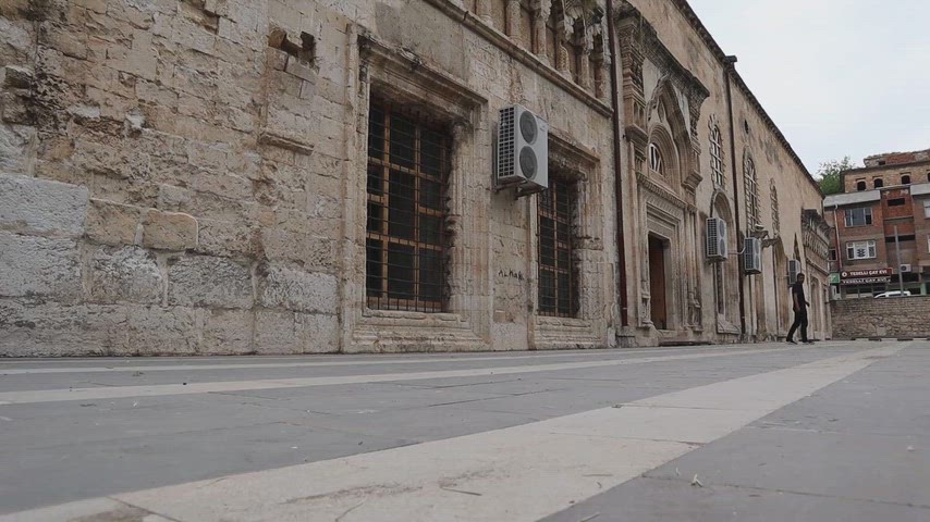 Selahattin Eyyubi Camii dış cephe ziyaretçi tarihi mimari