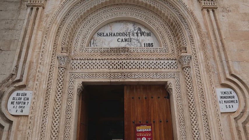 Selahaddin Eyyubi Camii taş işlemeli tarihi giriş cephesi