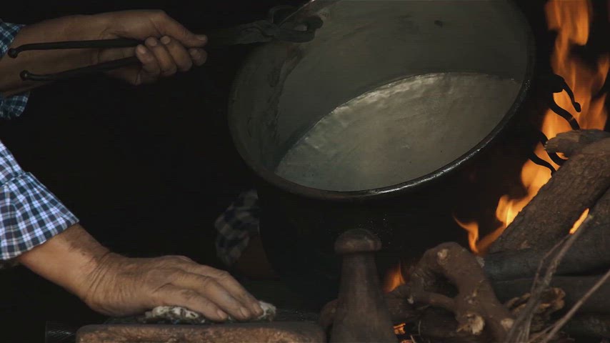 Ateş üzerinde bakır kalaylama ve geleneksel ustalık