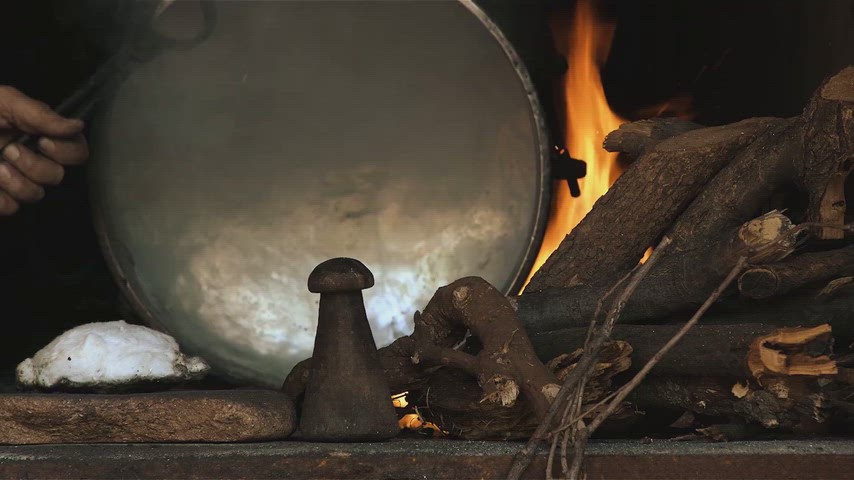 Ateşte bakır kalaylama ustası geleneksel el işçiliği