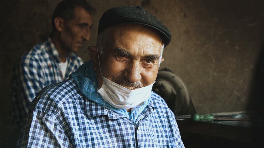 Geleneksel bakır kalaylama ustaları atölye portresi