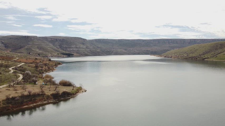 Eğil Baraj Gölü havadan panoramik vadi manzarası