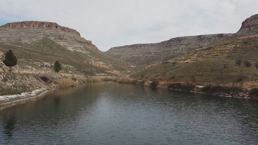 Eğil Baraj Gölü kayalık kanyon sakin su manzarası