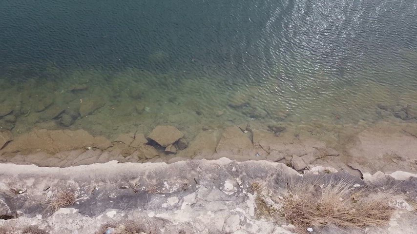 Eğil Baraj Gölü berrak su kayalık kıyı havadan
