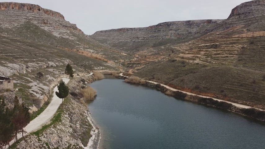 Eğil Baraj Gölü kıyı yolu kayalık vadi havadan