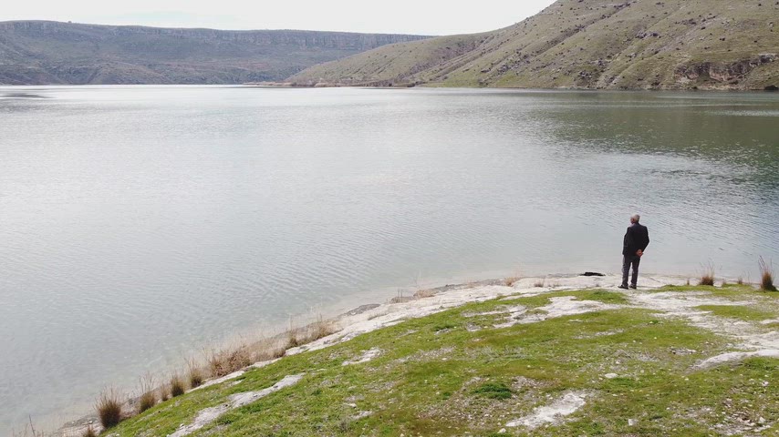 Eğil Baraj Gölü kıyısında yalnız kişi doğa manzarası