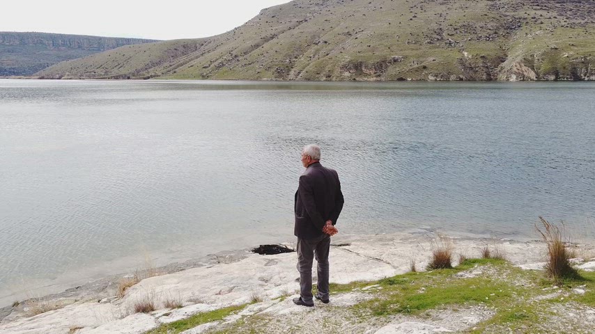 Eğil Baraj Gölü kıyısında sakin manzara, kayalık yamaçlar ve doğal peyzajın drone görüntüsü.