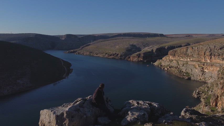 Eğil Baraj Gölü kanyonunda derin mavi sular ve kayalık vadilerin drone görüntüsü.