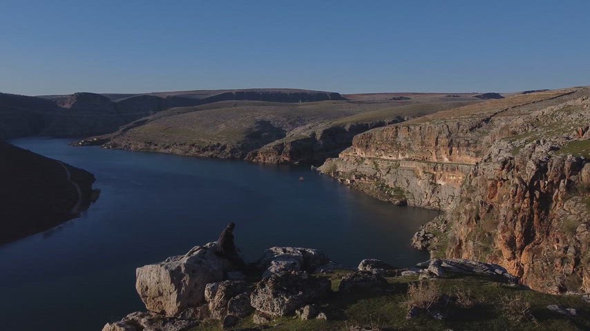 Eğil Baraj Gölü’nde kayalık uçurumlar, mavi koy ve doğal vadilerin drone görüntüsü.