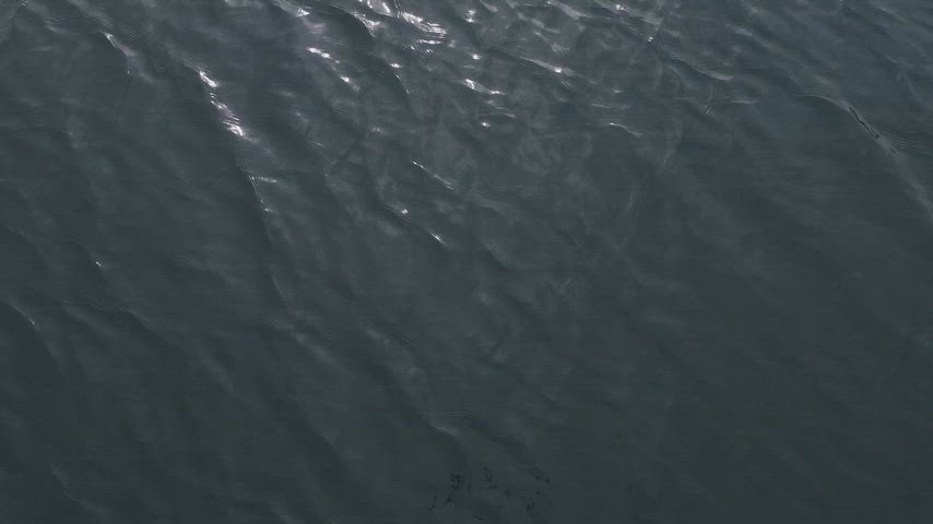 Eğil Baraj Gölü’nde su altında kalan taş yapı kalıntısının yakın plan drone görüntüsü.
