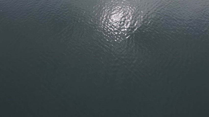 Eğil Baraj Gölü’nde güneş yansımaları ve durgun su yüzeyinin drone görüntüsü.