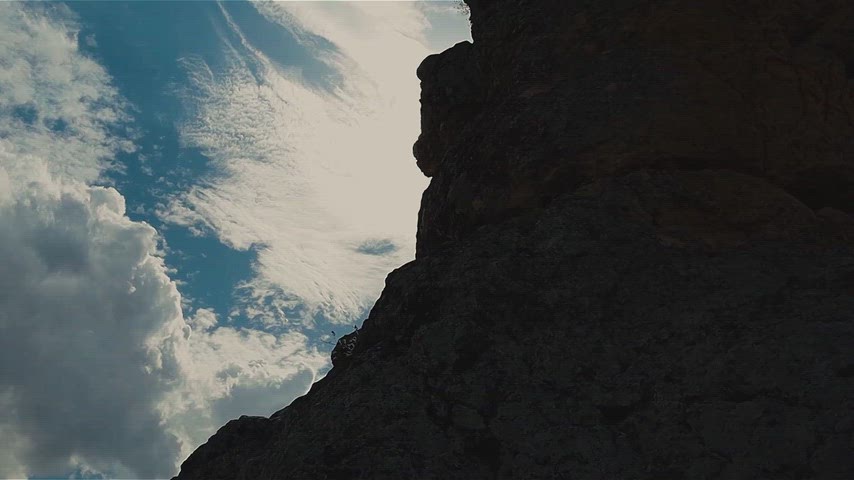 Bulutlu Gökyüzünde Güneş Işıkları Ve Kaya Silüeti