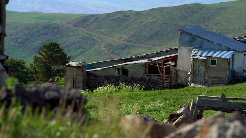 Erzurum yaylası kırsal evler yeşil dağ yamaçları doğal yaşam manzarası videosu