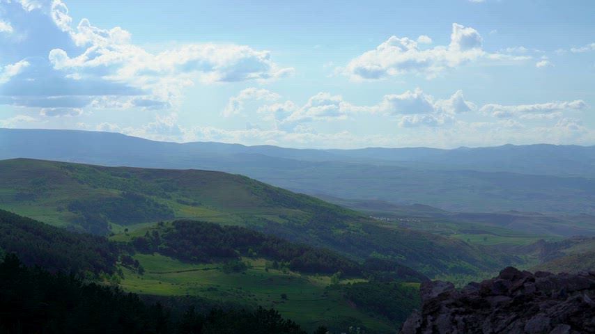 Erzurum yaylası panoramik dağ vadi manzarası bulutlu gökyüzü doğa videosu