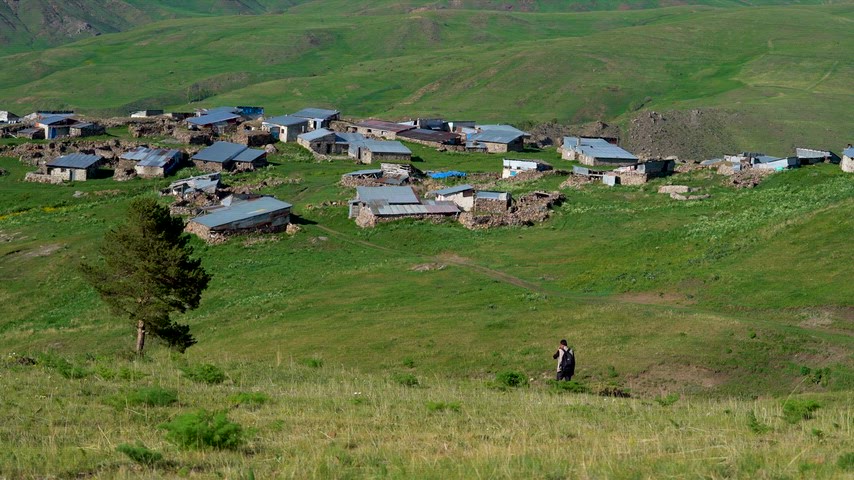 Erzurum yaylasında geleneksel taş evler ve köy manzarasının görünümü