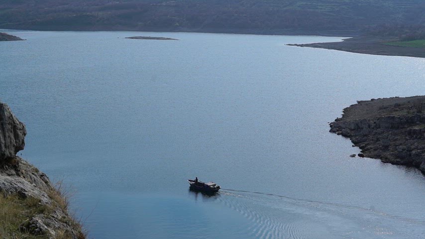 Takoran Vadisi Fırat Nehri kıyısında yalnız tekne manzarası