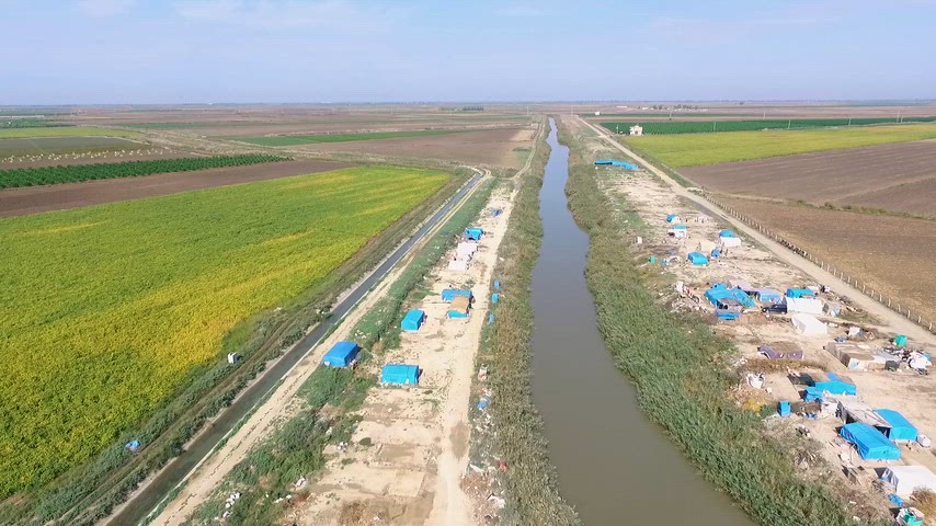 Havadan Adana sulama kanalı tarım arazileri ve mevsimlik işçi çadırkenti görüntüsü