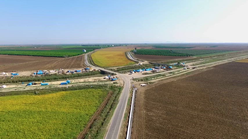 Havadan Adana Çukurova tarım arazileri sulama kanalı ve çadırkent panoramik görüntüsü