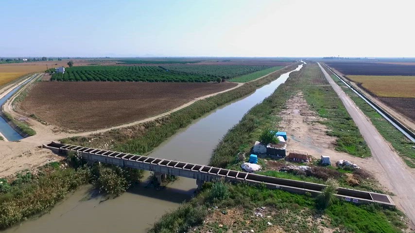 Adana biber tarlaları, sulama kanalı, Çukurova tarımı, tarım arazileri, drone görüntüsü