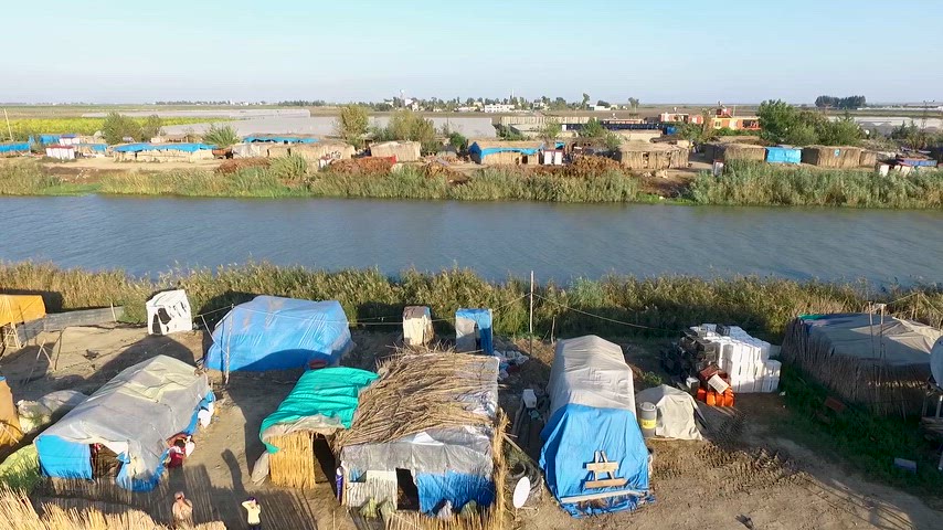 sulama kanalı, tarım arazileri, geçici barınaklar, kırsal yaşam, drone görüntüsü