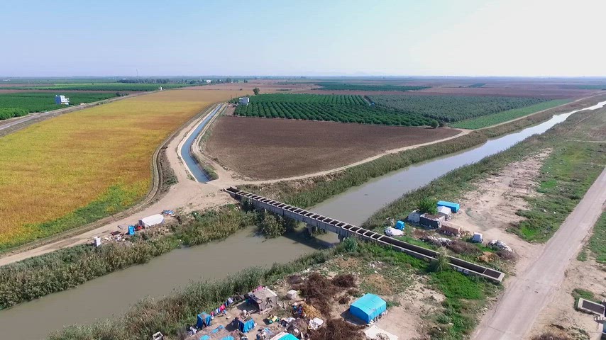 tarım arazileri, sulama kanalı, tarım alanı, köprü, kırsal manzara, drone çekimi