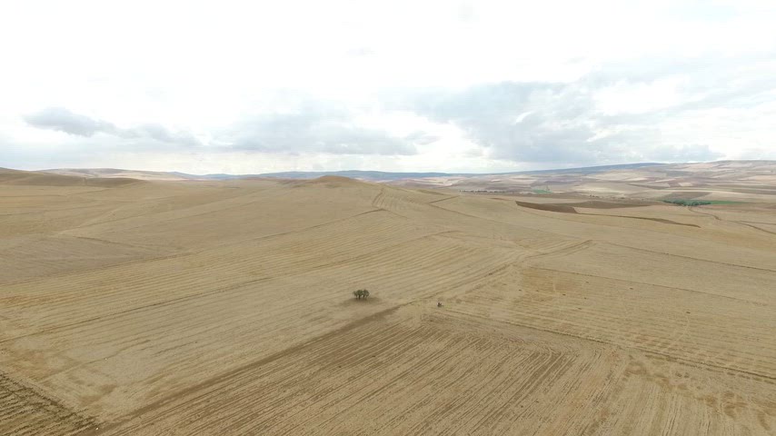 Tarım arazileri, kırsal peyzaj, sürülmüş tarlalar, tarla görünümü, drone çekimi