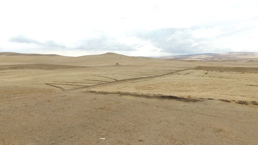 Anadolu tarım arazileri, kırsal peyzaj, sürülmüş tarlalar, tarla manzarası, drone görüntüsü
