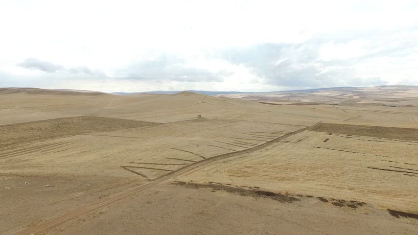 Bozkır ve tarım arazileri, kırsal peyzaj, sürülmüş tarlalar, geniş arazi, havadan drone görüntüsü