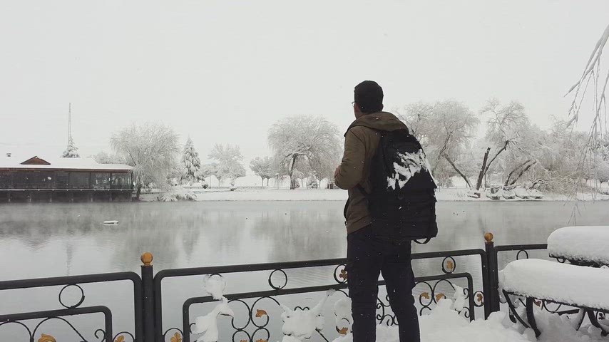 Karlı göl, kış manzarası, kar yağışı, göl kenarında insan, karlı doğa