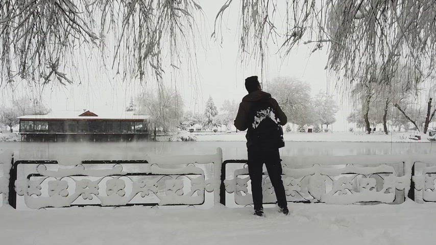 Karlı göl, kar yağışı, kış manzarası, göl kenarında insan, karlı doğa