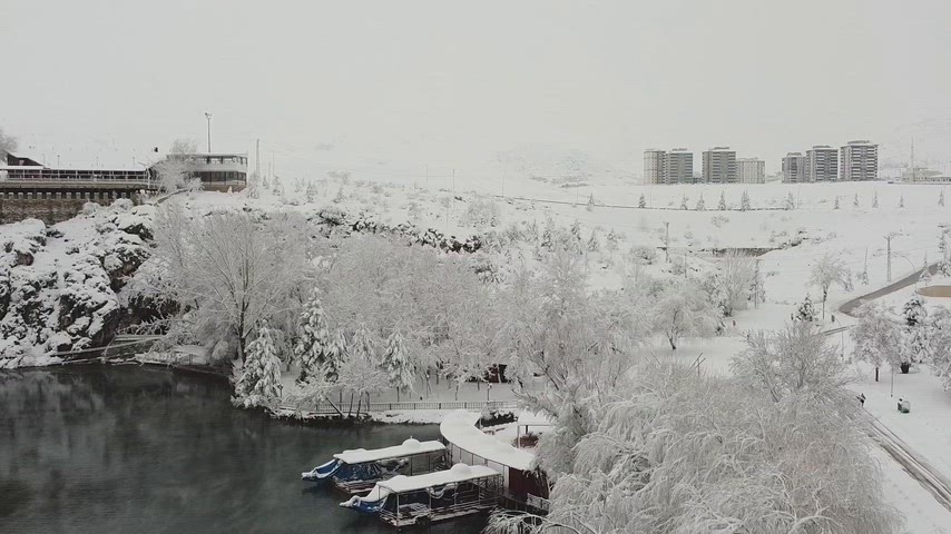 karlı göl manzarası, kış manzarası, kar yağışı, karla kaplı doğa, kış şehri, göl manzarası