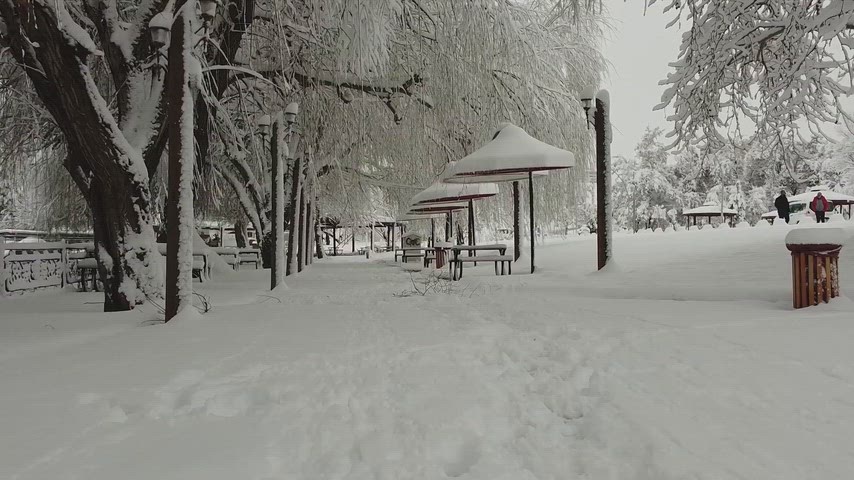 Karla kaplı park, kış manzarası, karlı banklar, yoğun kar yağışı, kış parkı, kar manzarası