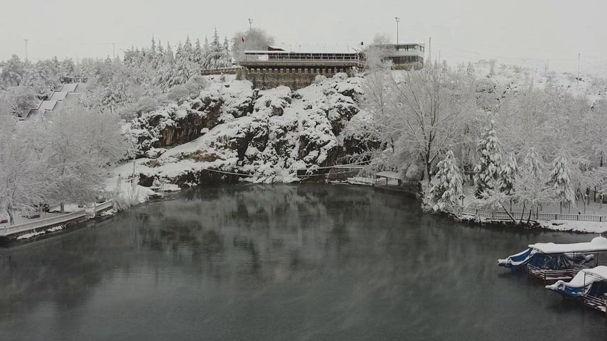 Karlı gölet manzarası, kış doğası, karla kaplı kayalıklar, kar yağışı, karlı ağaçlar, gölet, kış manzarası, doğa