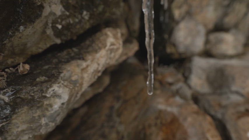 buz sarkıtları, kış manzarası, donmuş kayalar, soğuk hava, doğa görüntüsü