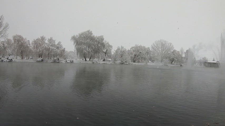 karlı göl, kış manzarası, kar yağışı, karla kaplı park, doğa, göl manzarası, kış doğası