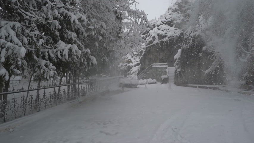 Karlı park, karla kaplı kayalıklar, kış manzarası, kar yağışı, karlı doğa, karla kaplı ağaçlar, kış parkı, doğal manzara,