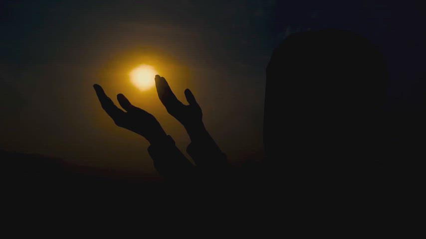 Gün batımında dua eden insan, ibadet, maneviyat, inanç ve huzur temalı görüntü