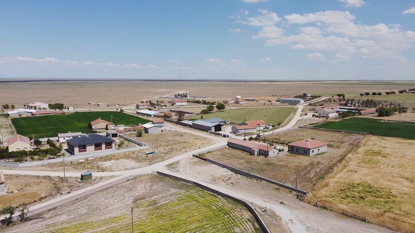 Konya Cihanbeyli köyü, tarım arazileri ve geniş ova manzarasının drone ile havadan görüntüsü.