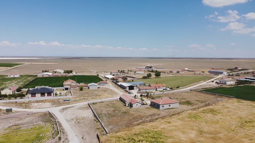 Konya Cihanbeyli köyü ve geniş tarım arazilerinin drone ile havadan görüntüsü.