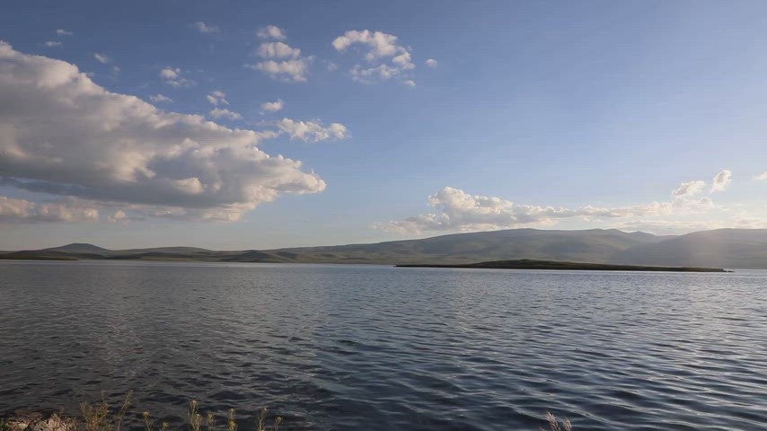 Ardahan Kura Nehri gün batımı, dağlar ve su üzerinde yansıyan güneş ışıkları.
