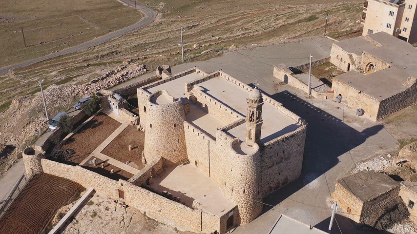 Midyat Aynverd Köyü Hadbşabo Kilisesi, tarihi taş mimari ve havadan köy manzarası.