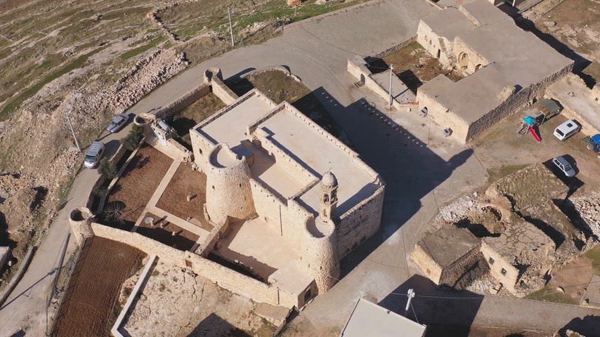 Midyat Aynverd Köyü Hadbşabo Kilisesi ve tarihi taş yapıların drone ile havadan görüntüsü.