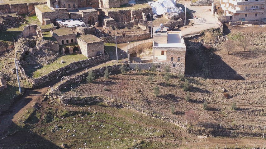 Midyat Aynverd Köyü Hadbşabo Kilisesi, tarihi taş yapılar, Süryani kilisesi, Mardin, drone görüntüsü