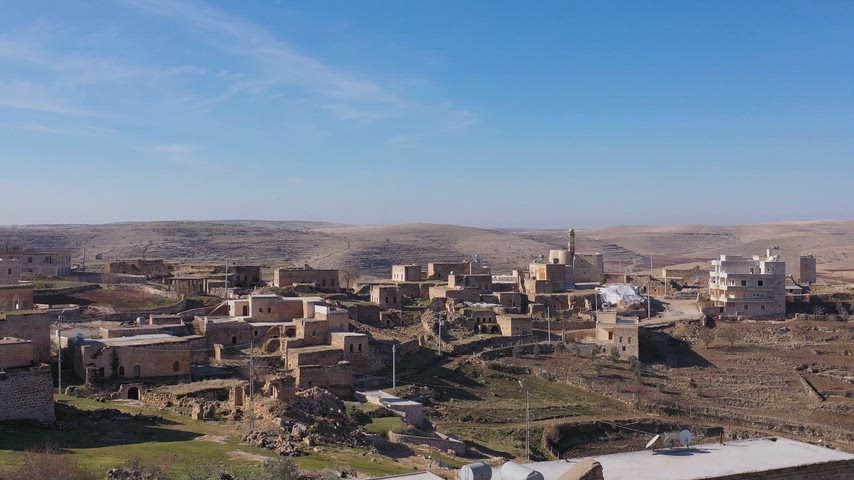Midyat Aynverd Köyü Hadbşabo Kilisesi tarihi taş evler kırsal yerleşim drone havadan görüntü